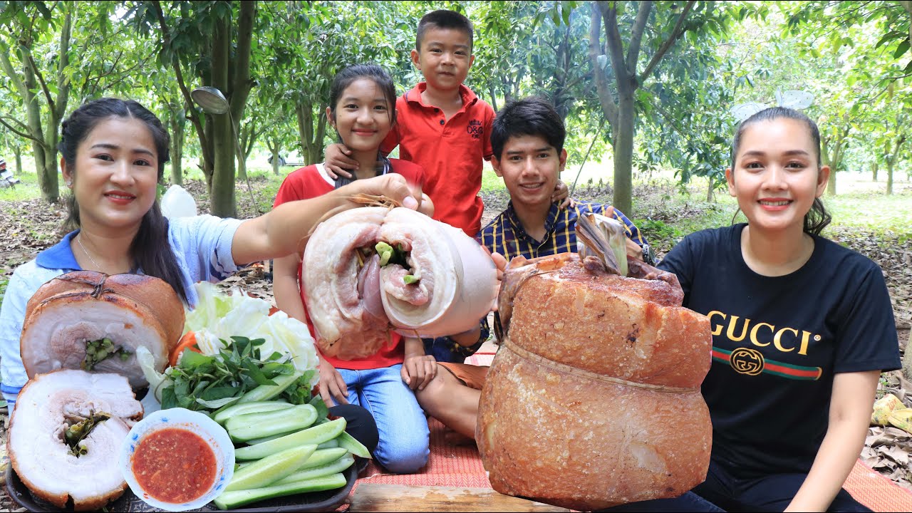 Cook and eat: Deep fry rolling pork belly cooking / Eating deep fry pork belly with chili sauce