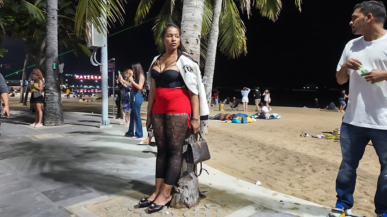 Beach Road. Awesome walk. Freelancers. 2025. Pattaya Through My Lens.