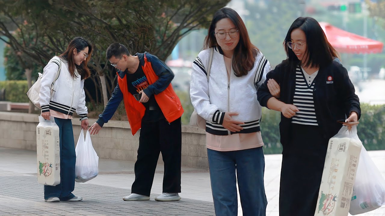 When a Pregnant Woman Carries Heavy Objects Alone | Social Experiment “我不帮也会有别人帮”看到孕妇独自吃力地提重物，大家都好暖心
