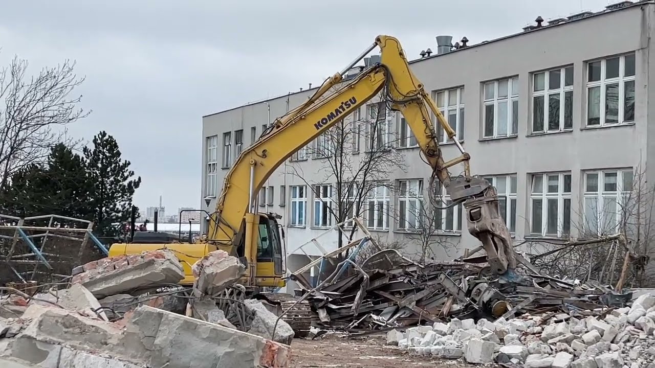 Kielce. Wyburzanie budynków po byłym szpitaliku dziecięcym