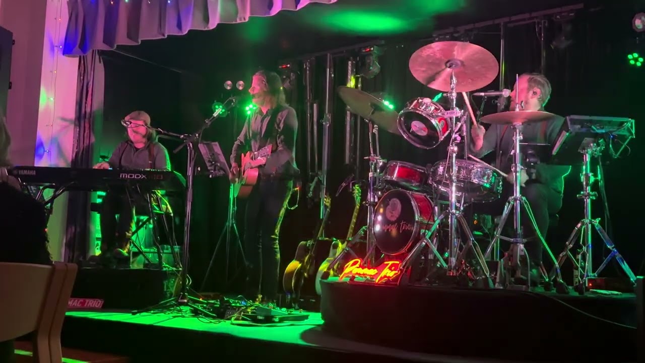 Vad händer på ön i januari ? Lite från kvällen på Folkets hus Skaftö när bandet Pommac Trio spelade.