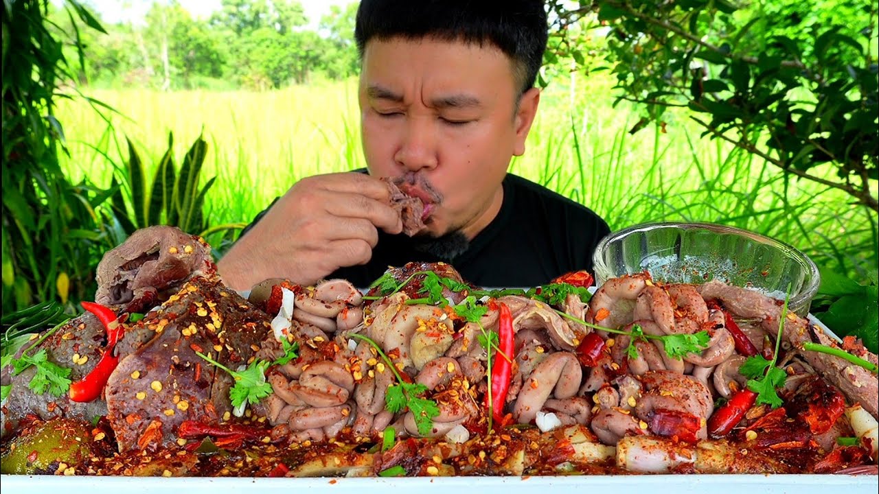 ต้มแซ่บเครื่องในรวมเปื่อยๆโรยพริกป่นคั่วใหม่ๆน้ำจิ้มแจ่วบีบมะนาว#food #mukbang