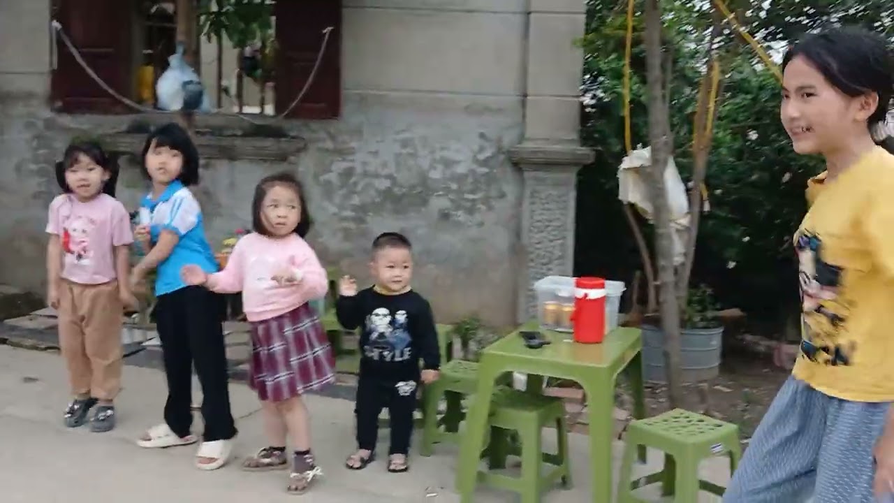 Em bé nhảy 