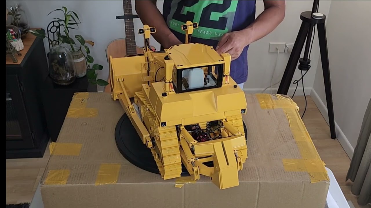 Unboxing video 1/14 scale DXR2 Cat Dozer