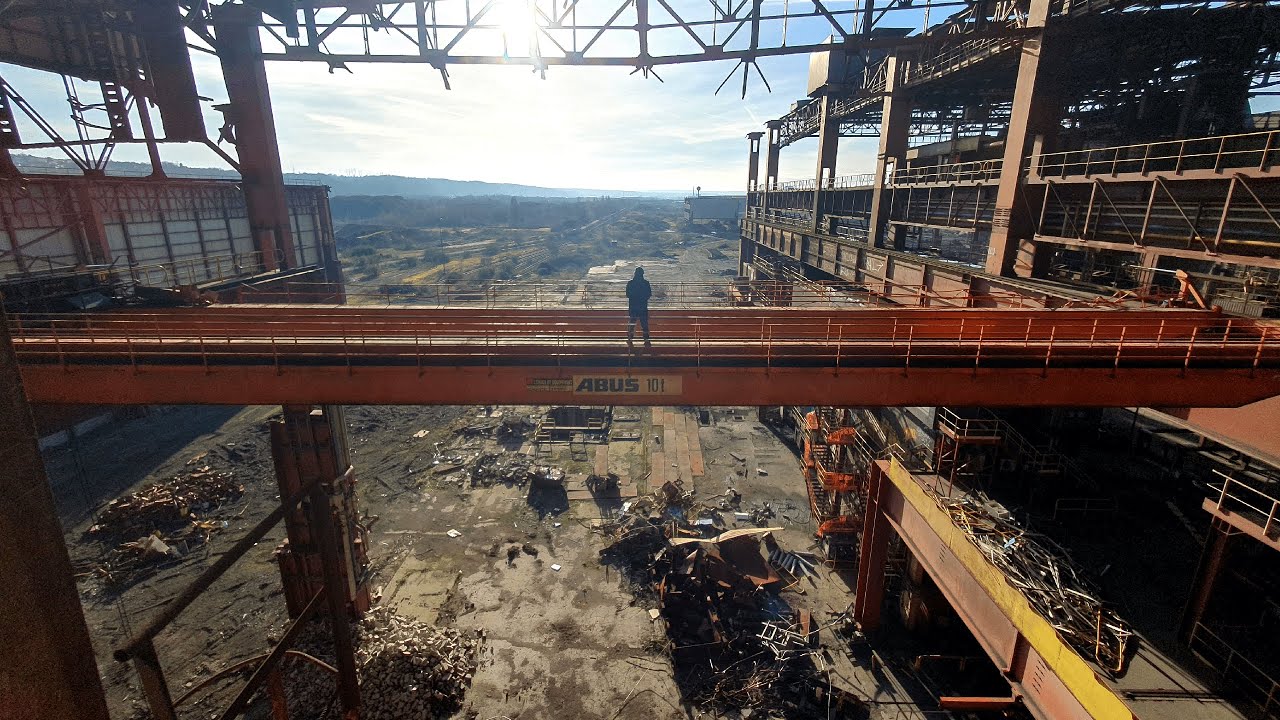 Climbing and Exploring HUGE Lost Place