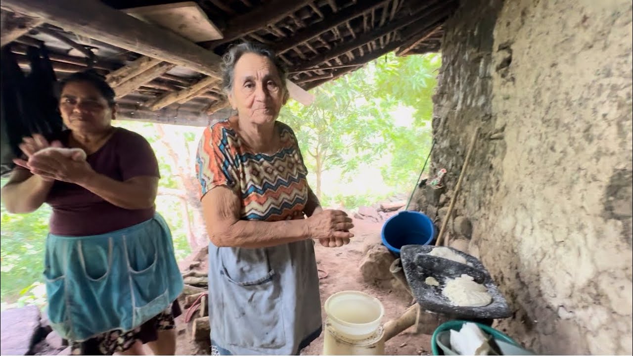 No pueden faltar las tortillas echas por niña  Chabelita y niña tina