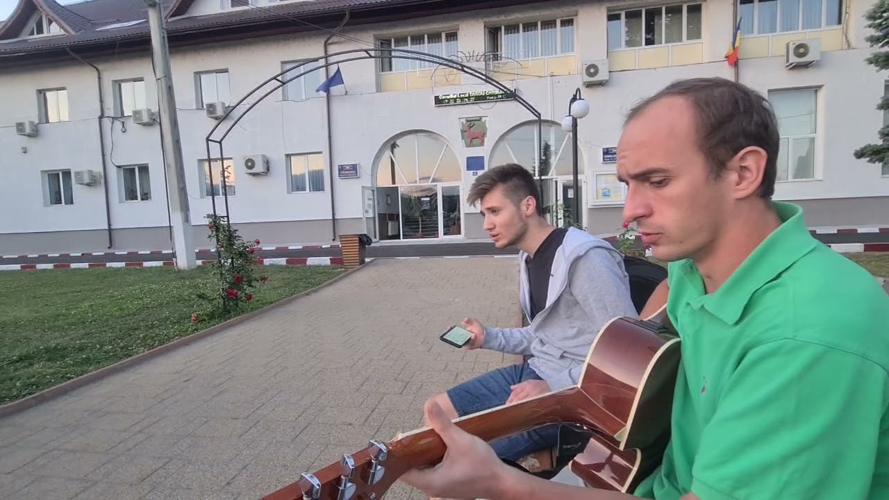 Evanghelizare prin c&acirc;ntare. - &icirc;n parcul din fața primăriei.
