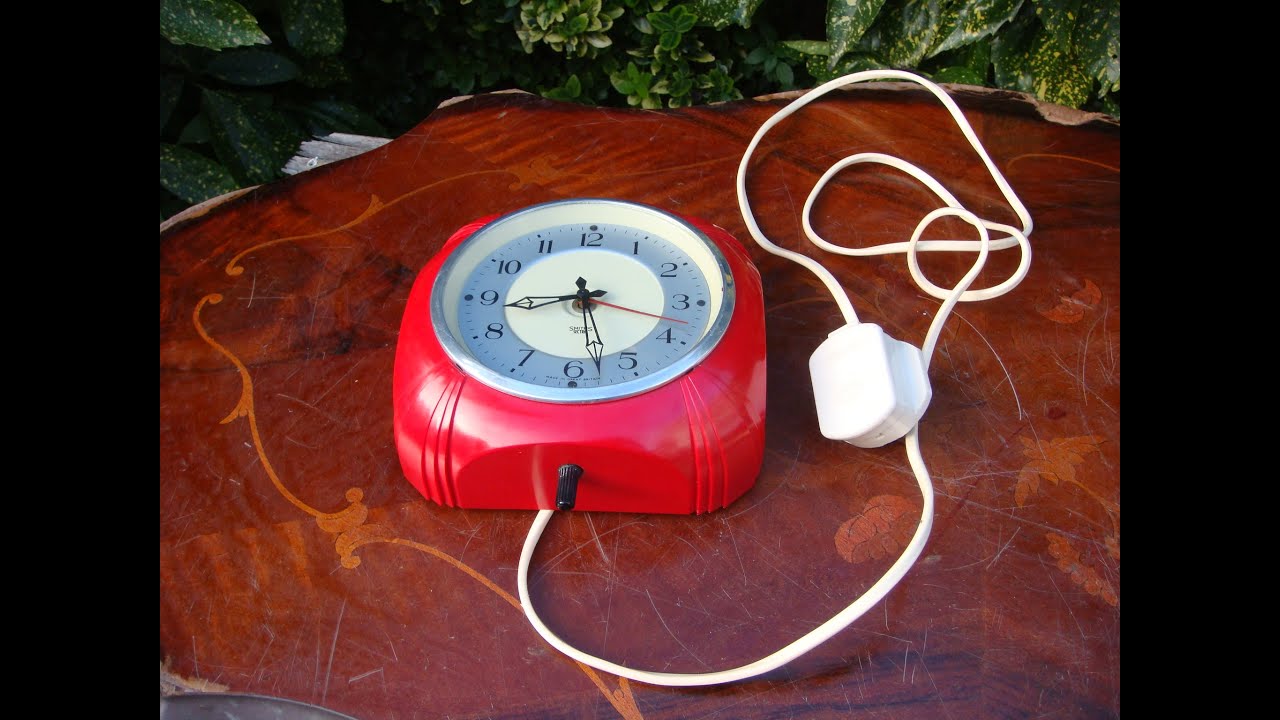 Vintage Small  Electric Smith Wall Clock Made In England  * SEE VIDE *
