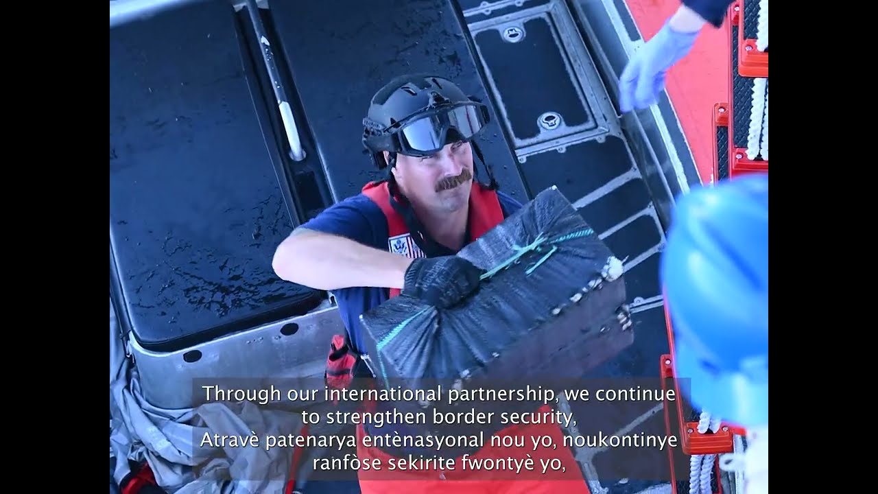 Катер береговой охраны США ведет активное патрулирование в Наветренном проливе.