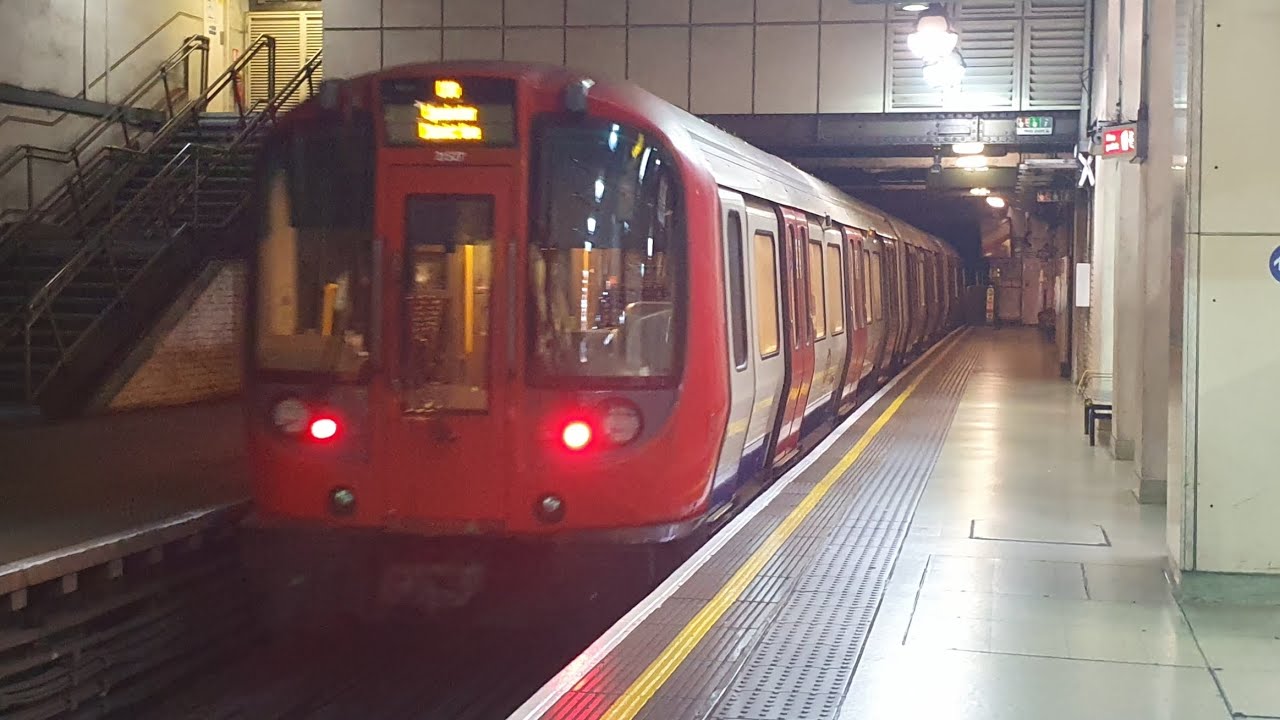 TFL Underground S7 Stock 21327