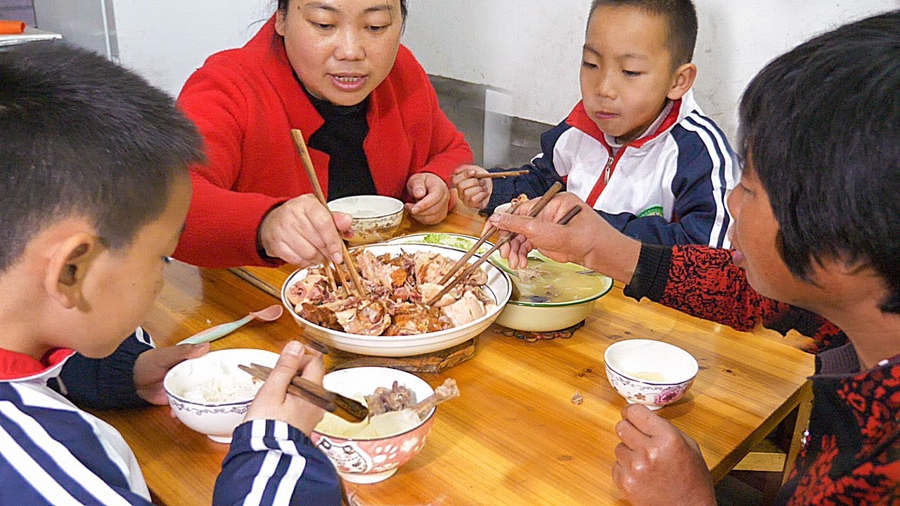 媳婦取一個包裹回來，看看是啥，孩子直呼太香了