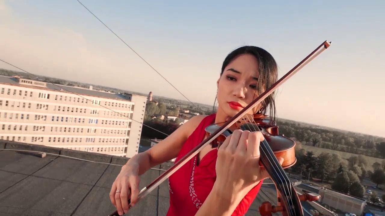 Coronavirus, Cremona: la violinista suona sul tetto dell'ospedale