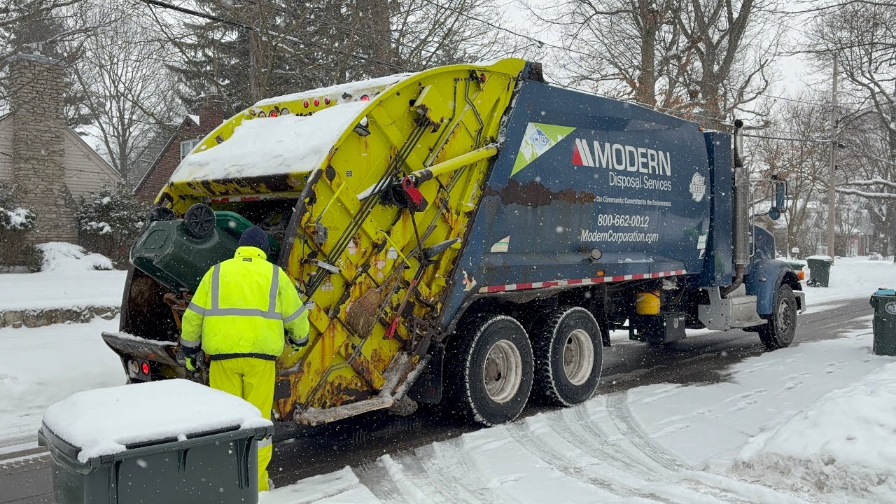 Huge Modern Disposal Peterbilt CNG McNeilus Rear Loader Garbage Truck Packing Recycling