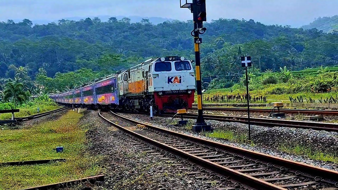 KERETA API PANJANG‼️ KERETA API NGEBUT DI PERLINTASAN MENIKUNG EPIC