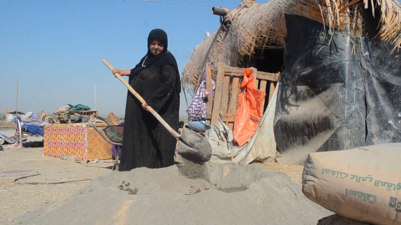 بعد معاناة دامت إلى أشهر اليوتيوب الأحمر يفرح الحاجة فاطمة و يخليها تبني أرضية مطبخها شوفوا الفرحه