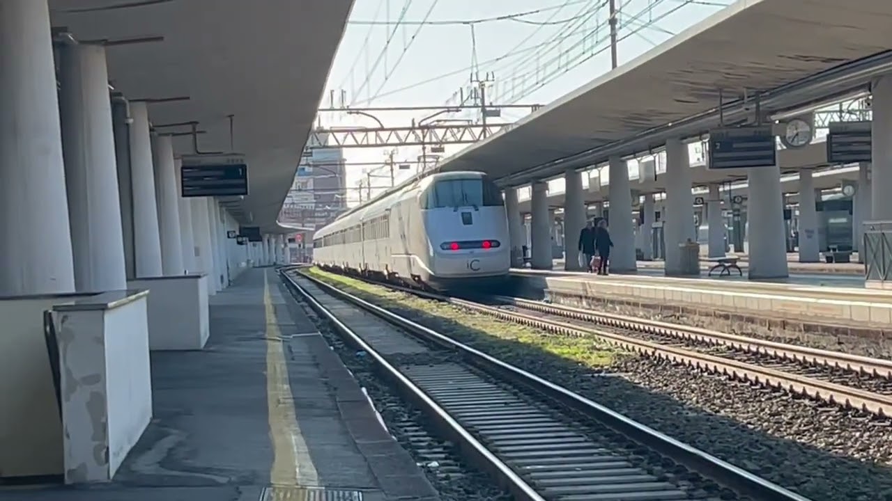 E414 nuova livrea Milano Cortina 2026 in partenza dalla stazione di Savona