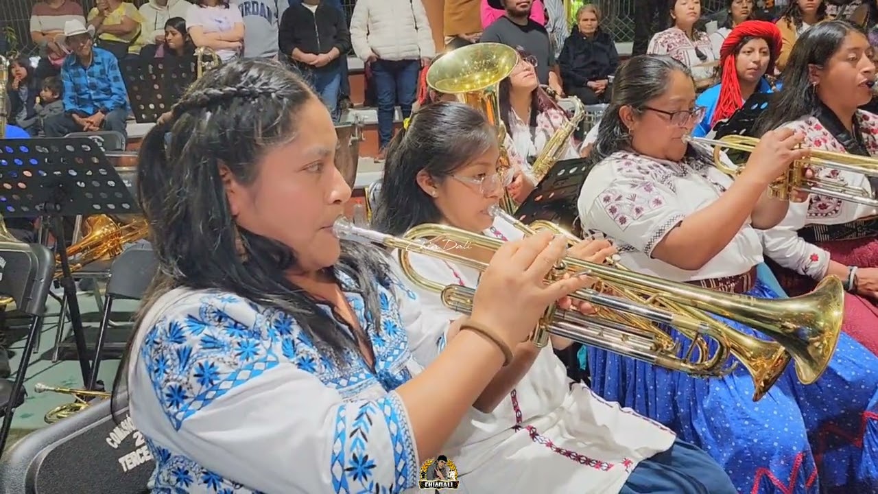 UNOS SONES CON LA BANDA REGIONAL  FEMENIL MUJERES DEL VIENTO FLORIDO