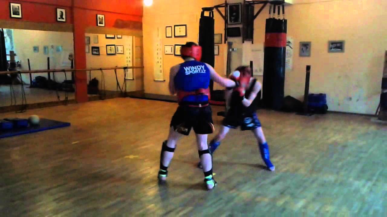 Motyvacija sportuoti Muay Thai, mokomasis sparingas naujokams.