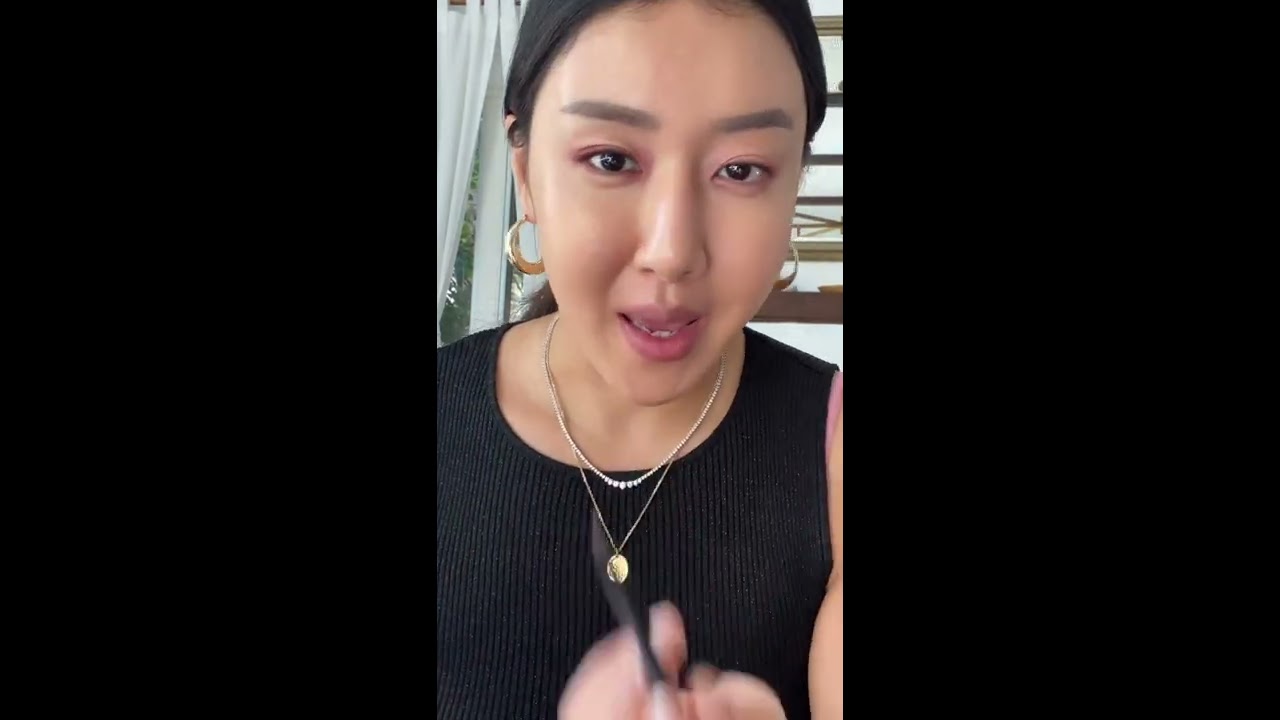 Chanel Fall/Winter 2020 Makeup Tutorial by Nina Park | L'OFFICIEL