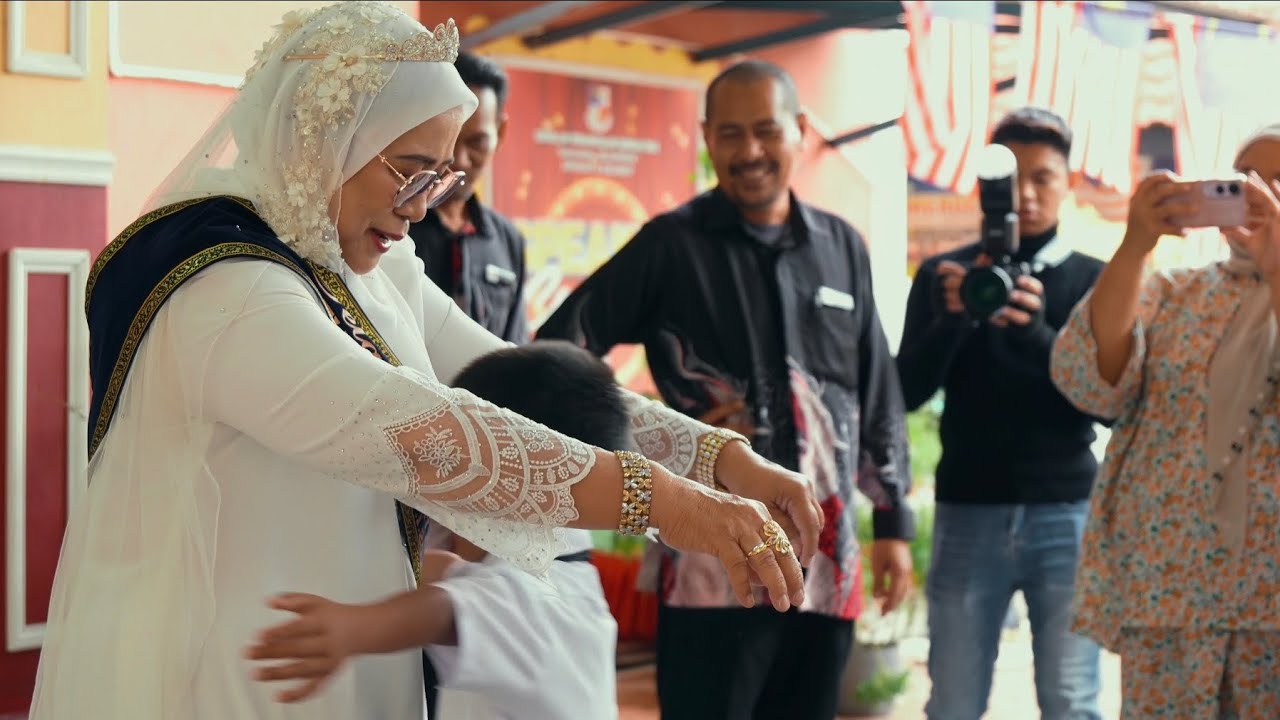 LAMBAIAN KASIH SANJUNGAN BUDI ] PN. SITI ZUBAIDAH BT. ABDULLAH ] SELAMAT BERSARA
