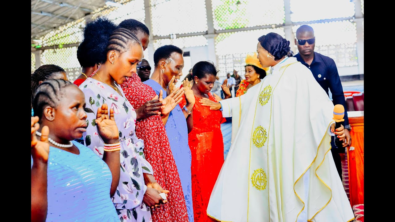 PART 2 BISHOP ROSE MGETTA AKIWAOMBEA WATU MBALIBALI KWENYE IBADA YA KUANDIKA MAOMBI 7