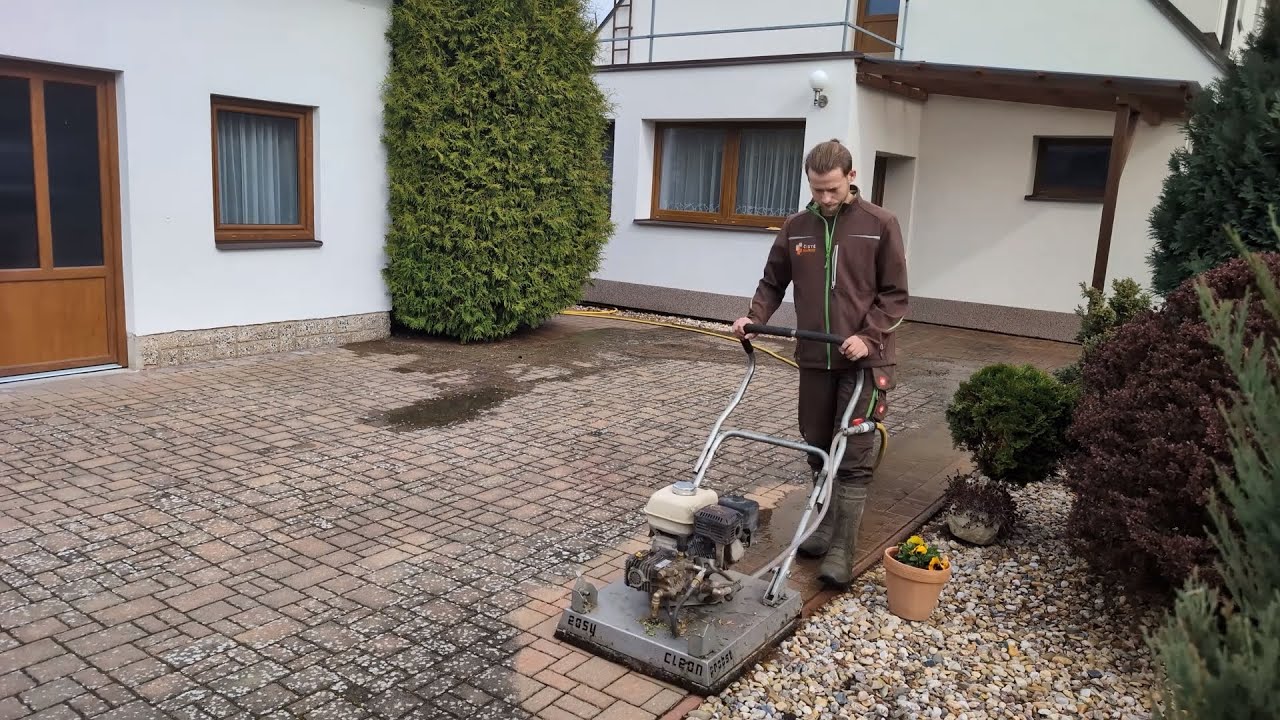 Čištění zámkové dlažby
