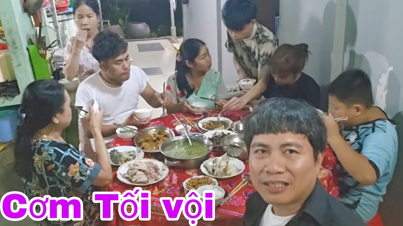 Cơm Tối Vội/ Tranh thủ dùng cơm tối Đại Gia Đình ra sân bay đón Chị Hảo về nhà ăn Tết.