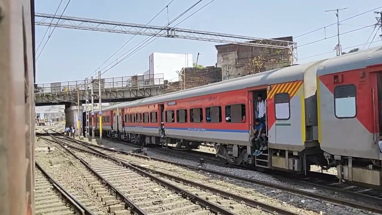 12816 Nandan Kanan Express arriving Kanpur Central