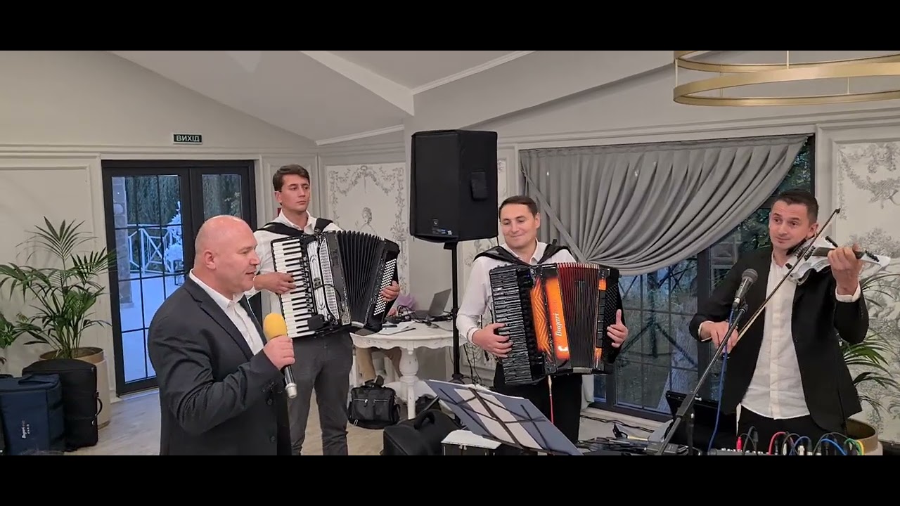 Vadim Pomotaru canta la nunta băiatului.