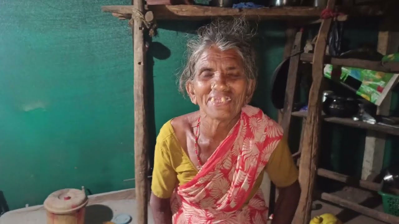 మా ఇంటి పక్కన  ముసలమ్మా చాలా baga చికెన్ curry చాలా బాగా వండారు 😋🥰 రూచి కరంగా 😋