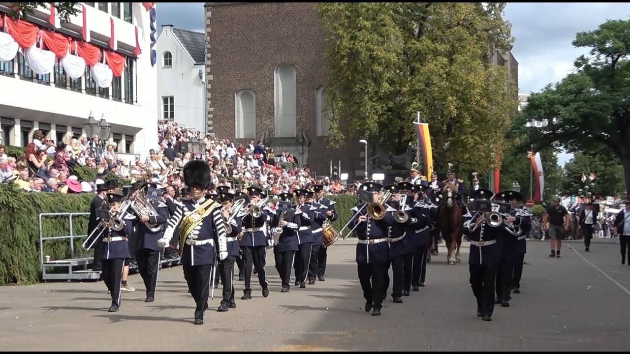 Die Parade des Artillerie-Korps und des Reitercorps zum Schützenfest 2025 in Neuss.
