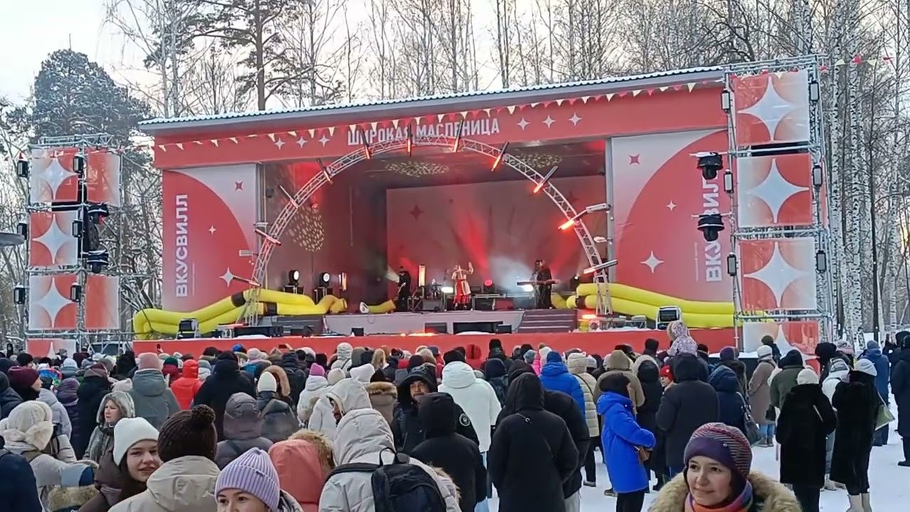 Широкая масленица 2026 в парке им. Маяковского. Часть 2 Герой залез на столб за призом.