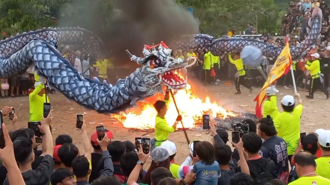 prosesi ritual pembakaran 9 naga Singkawang