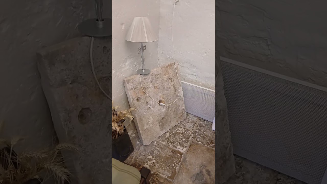 Visite d'un cachot medieval et son oubliette 