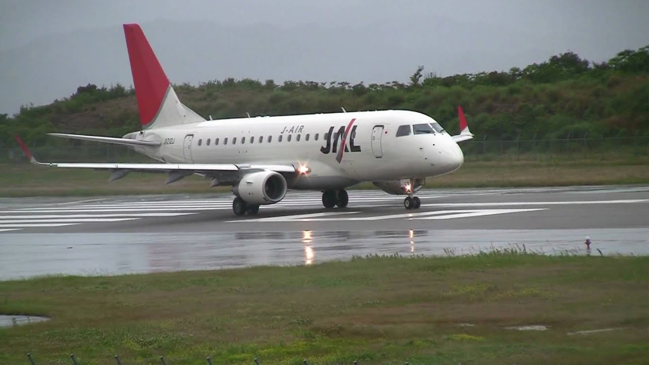 JAL Embraer ERJ-170 Crosswind Take off /  雨横風離陸シーン 南紀白浜