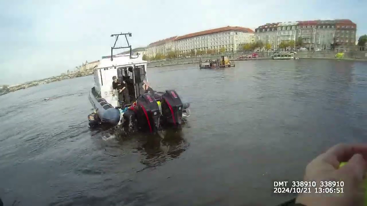 STRÁŽNÍK V PRAZE SKOČIL DO VLTAVY PRO TONOUCÍ ŽENU