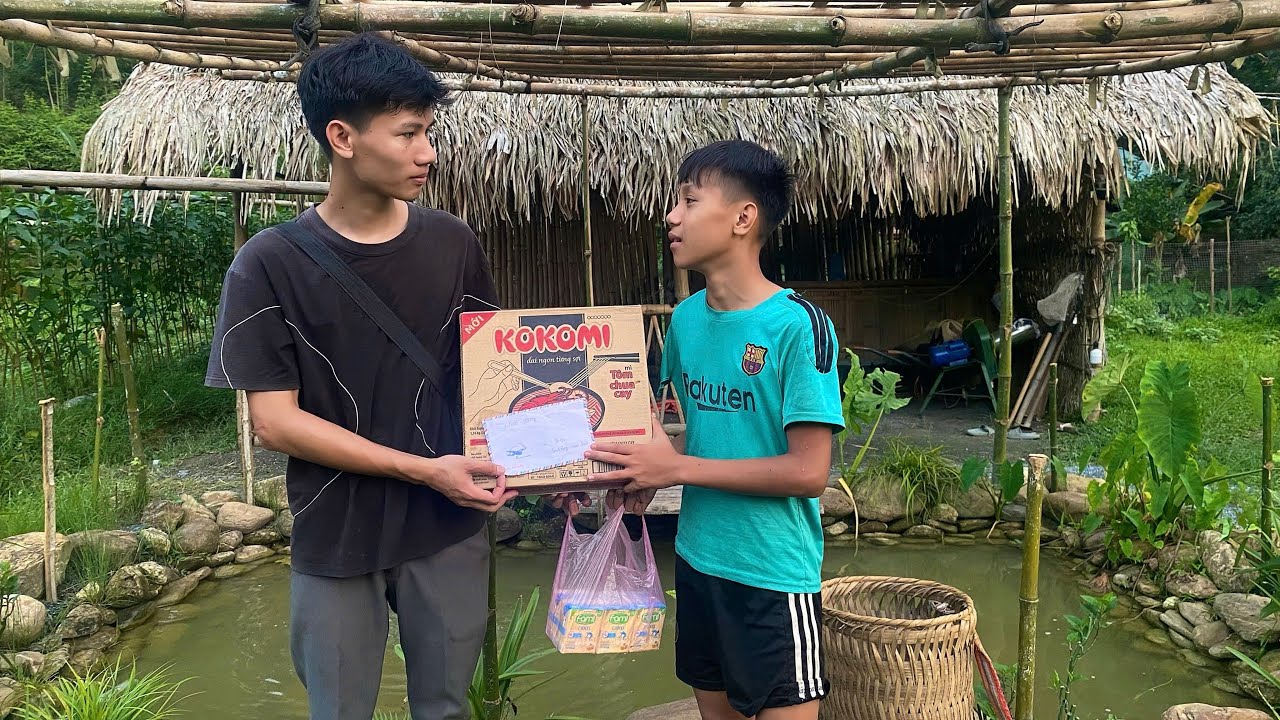 Boy builds bamboo house by himself, luckily receives help from kind man and special gift from viewer