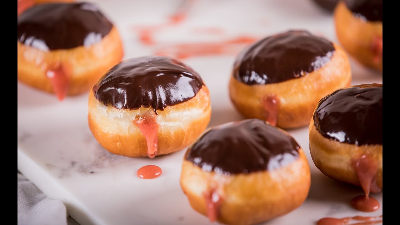 โดนัทไส้ราสป์เบอร์รีเคิร์ดเคลือบช็อกโกแลต Chocolate and Raspberry Curd Doughnuts