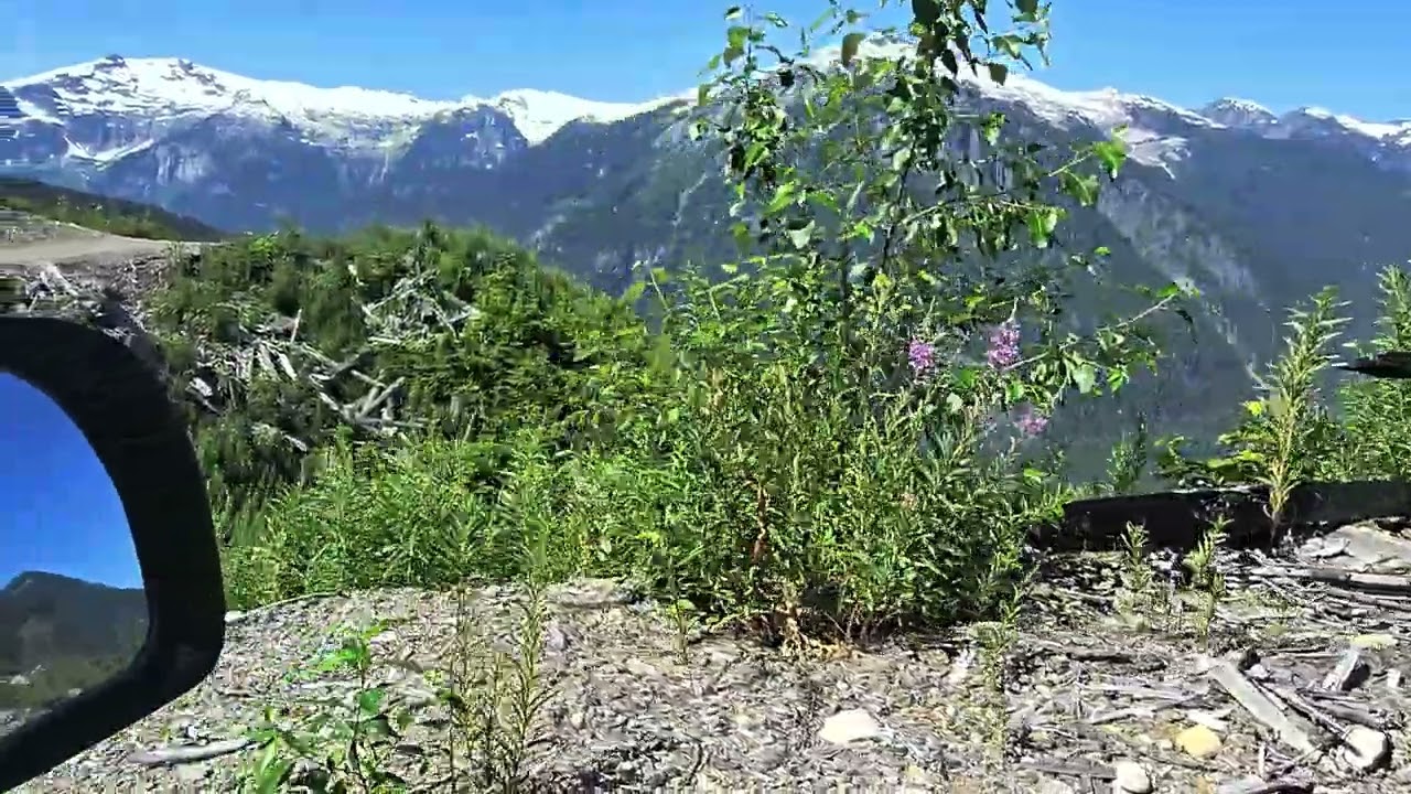 Drum forestier in munti, in Canada (in Romanian)