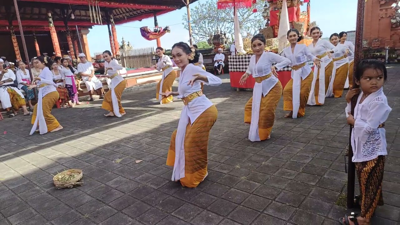 Tari Rejang Pemendak Ngayah di Pura Luhur Andakasa