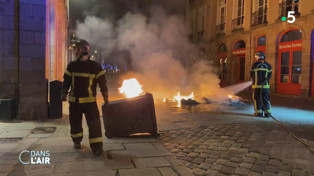 Apr&egrave;s le 49.3, des manifestations spontan&eacute;es dans plusieurs villes - reportage #cdanslair 17.03.2023