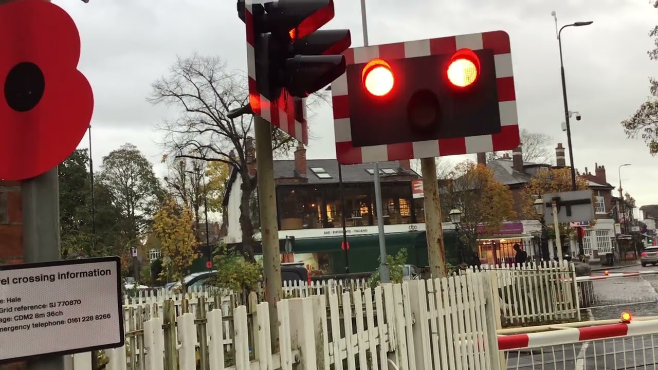 Hale Level Crossing, 14:02h Friday 31st October 2025 🎃