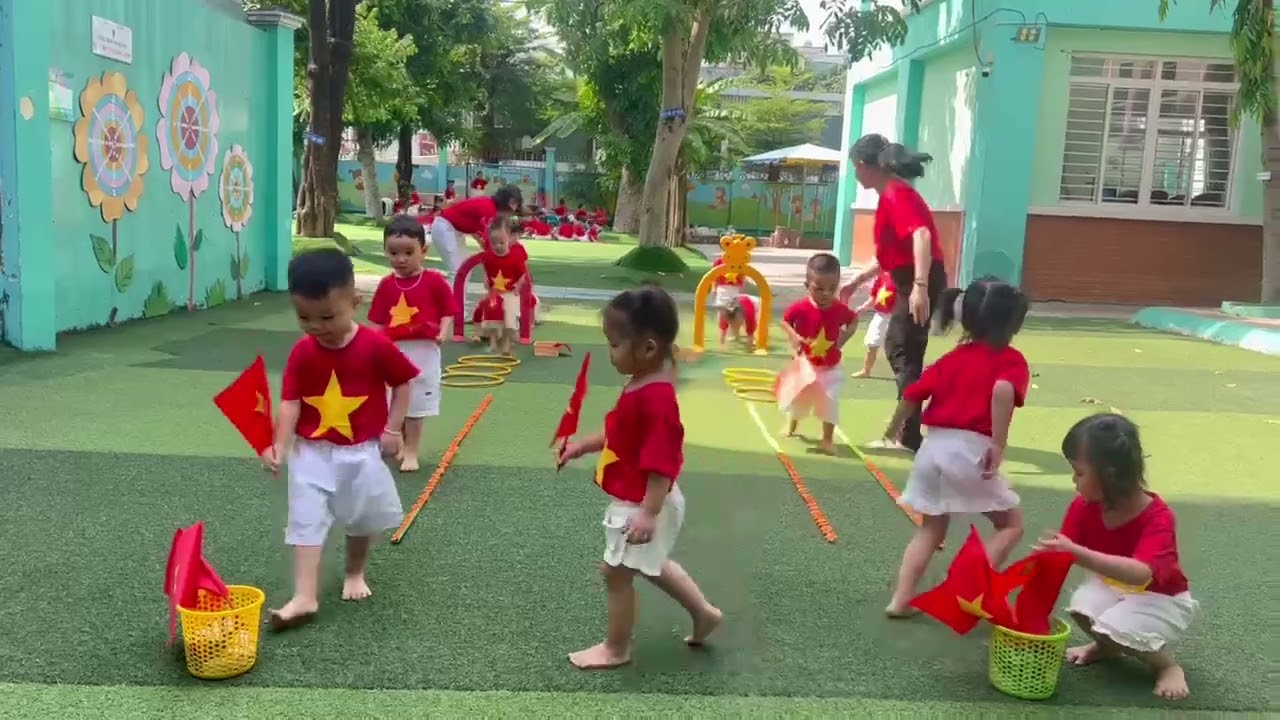 Hoạt động ngoài sân của mấy bé mầm 1 