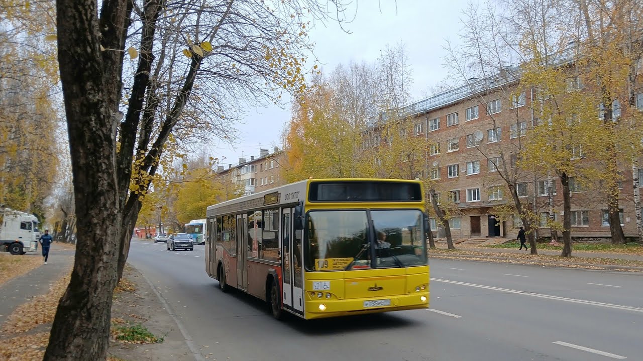МАЗ-103.465 на маршруте №109 летит по ул. Морозова