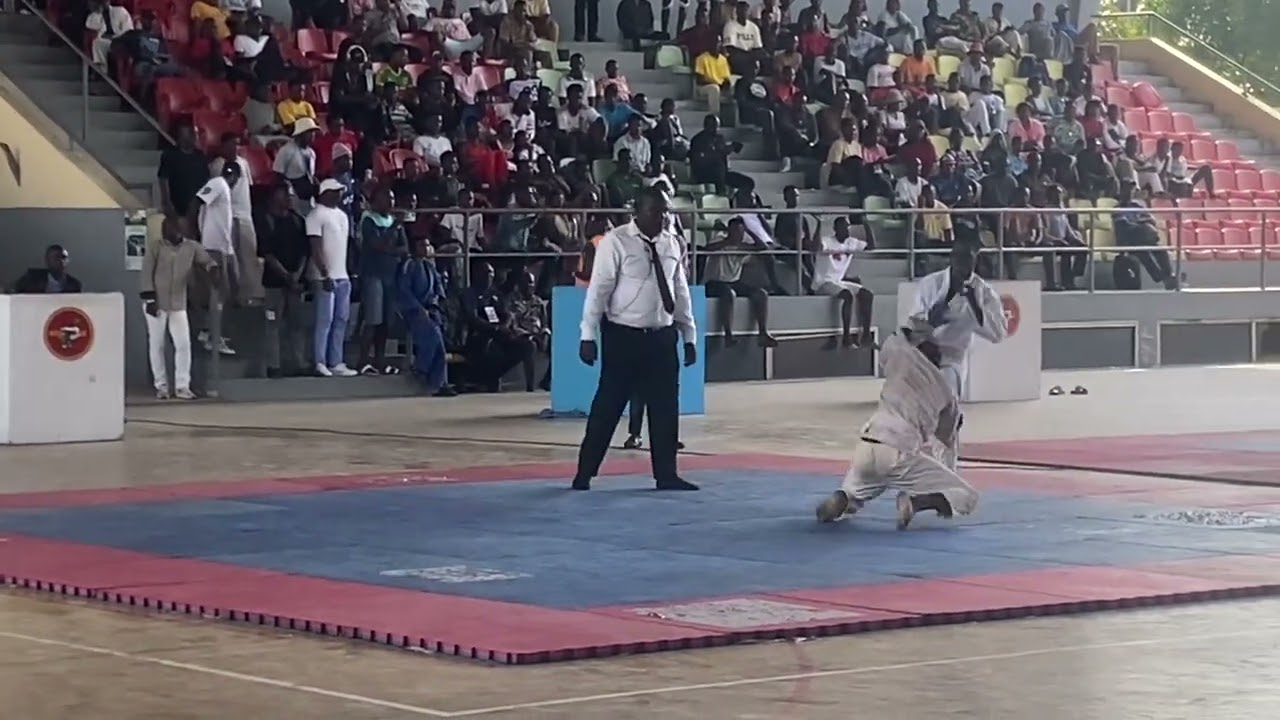 Jhoey mpenaya elima vs un judoka de oyo (Jhoey mpenaya elima)