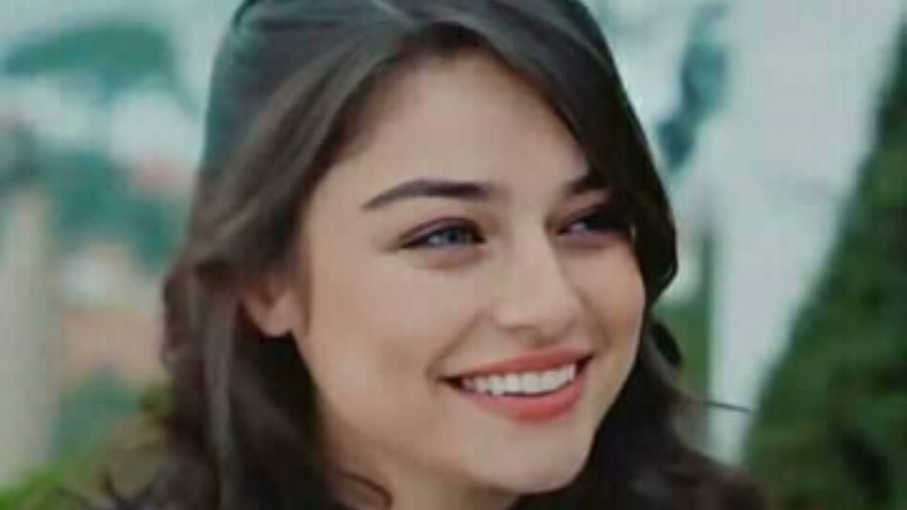 صور للجميلة آيشا توران بطلة مسلسل حكاية جزيرة