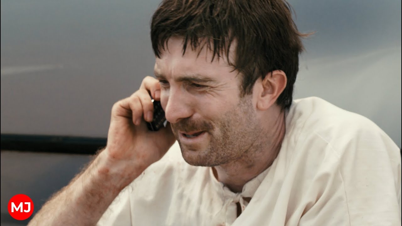 Wikus runs to District 9 to hide - District 9 in 1080p