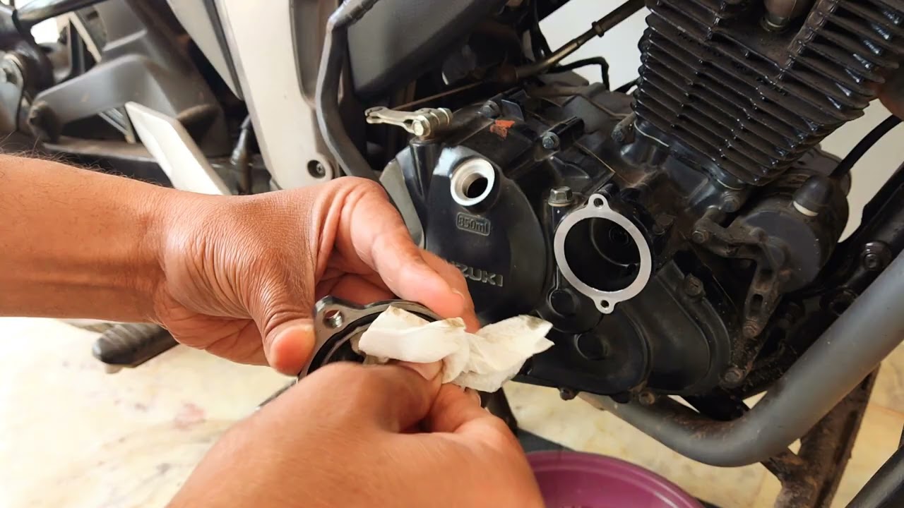 How to Change Engine Oil on Suzuki Gixxer (Step-by-Step)