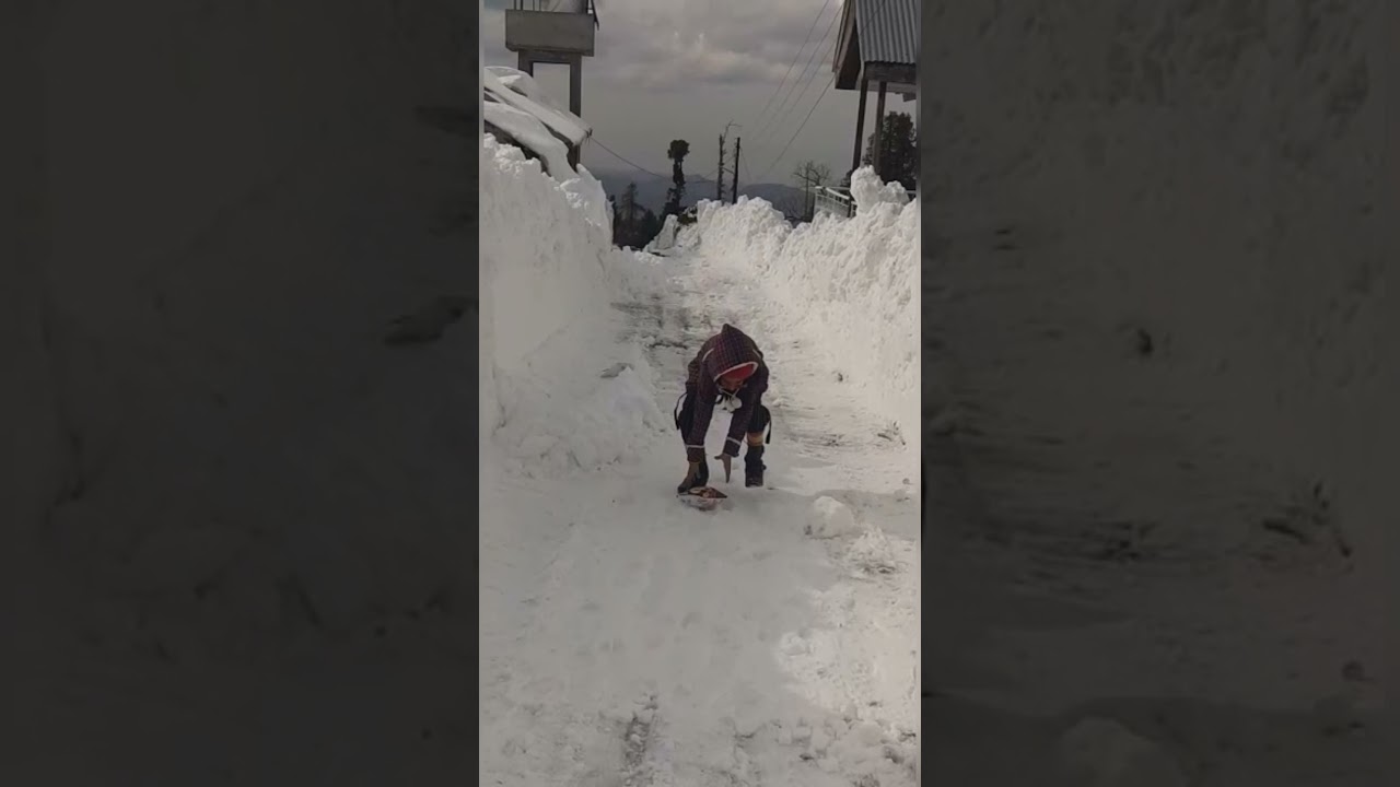 Snowfall in Murree 2022 - Kids Enjoying Murree Cold Weather with Heavy Snowfall - Murree Weather