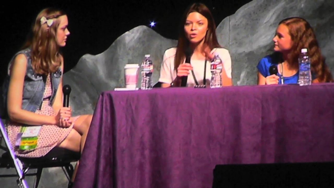 Embarrassing Moments: Scarlett Byrne, Ellie Darcey-Alden & Jackie Emerson, Leakycon Panel 2013